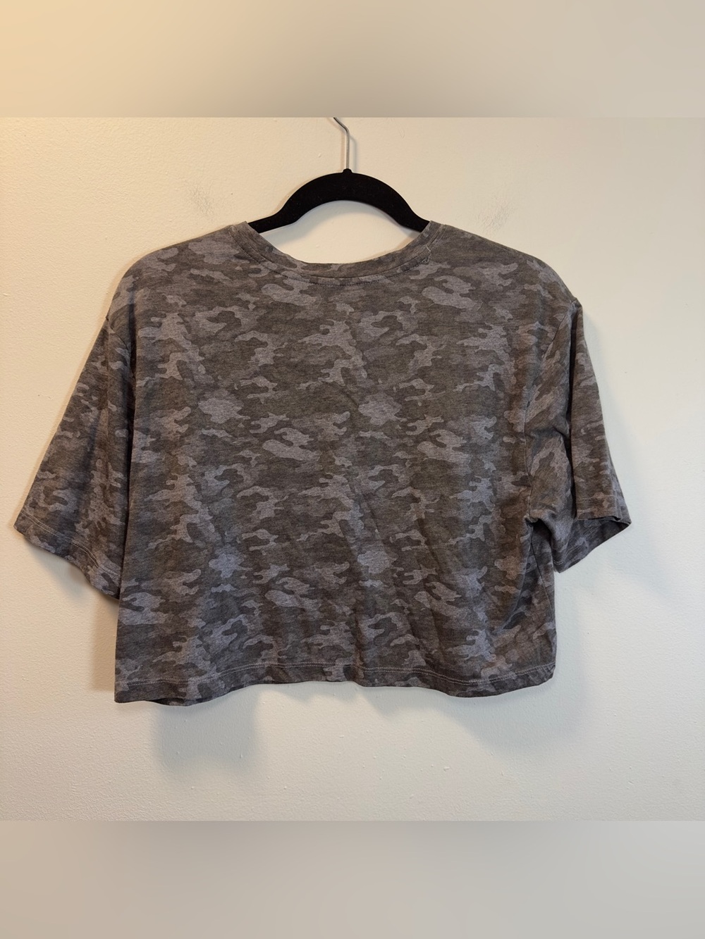 Fabletics Women’s Camo Crop Tee Sz L - Picture 3 of 3